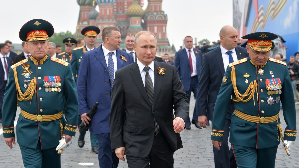 Zeman se v květnu na Rudé náměstí nepodívá, Putin přehlídku odložil